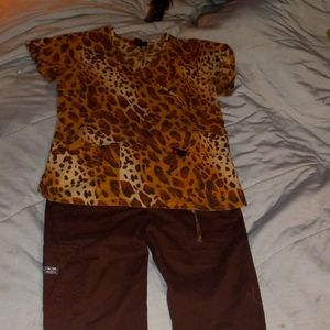 Matching top and bottom scrub set. Top is in the design giraffe bottoms Brown.
